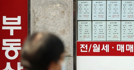 한 시민이 부동산공인중개업소 매물정보 게시판을 살펴보고 있다. <연합뉴스>